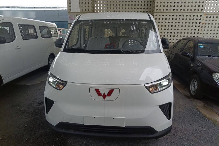 Used Wuling Yangguang 2024 300KM Comfort Version Passenger Van 75kW