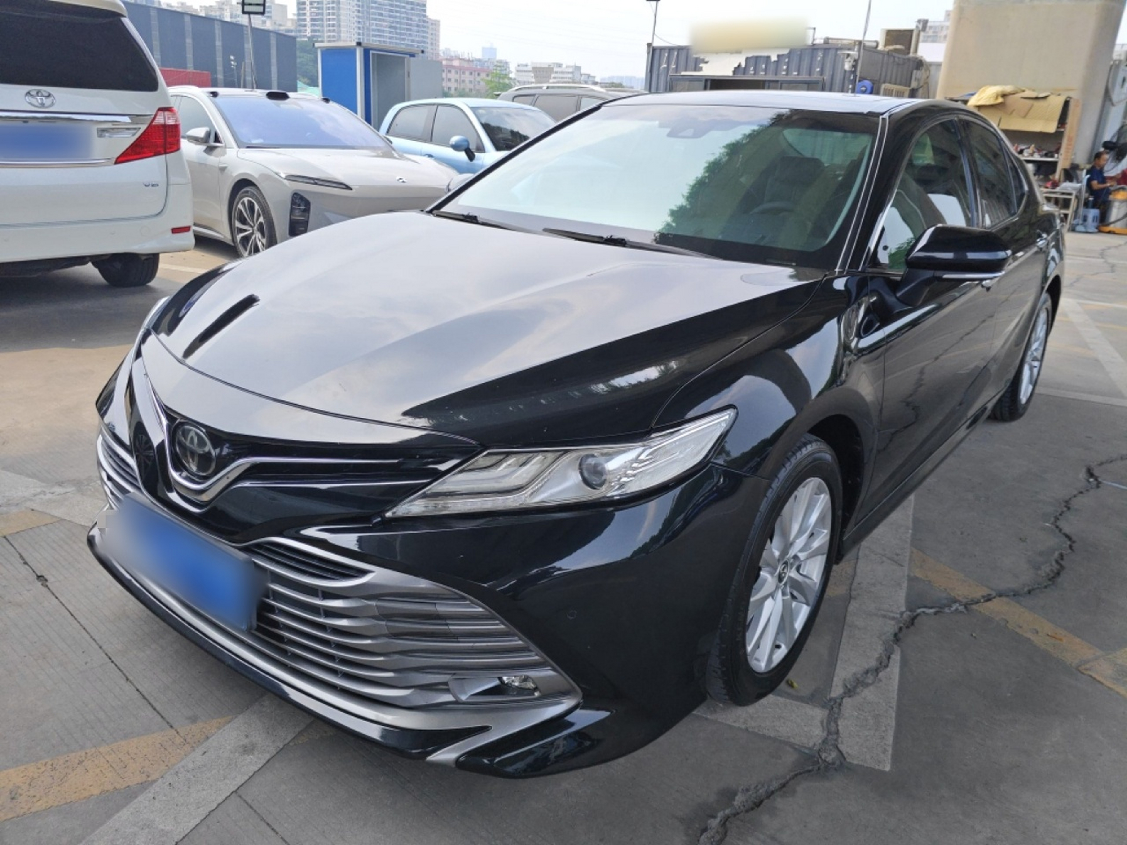 تحت مقدمة السيارة