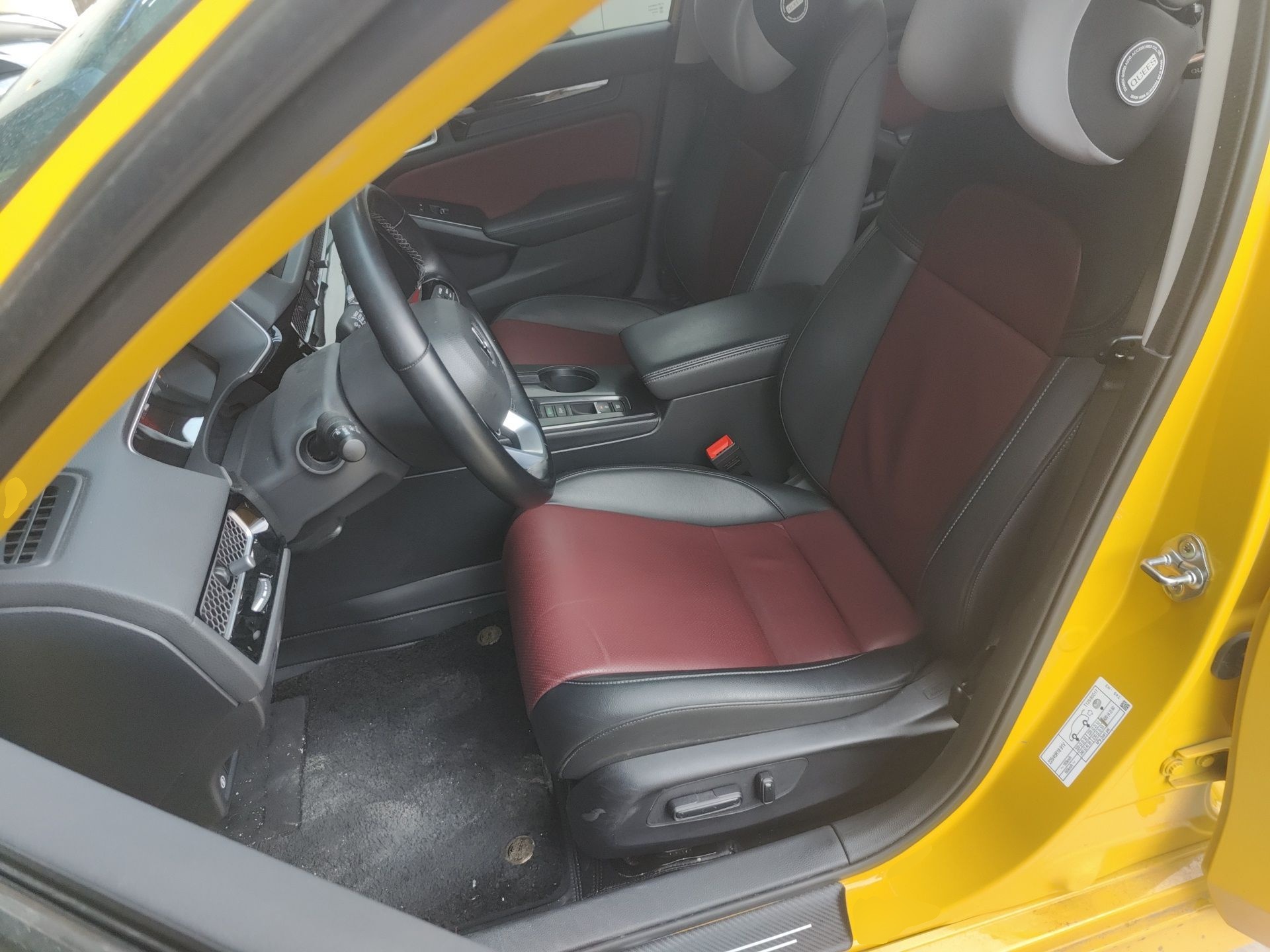 المقاعد الأمامية داخل السيارة