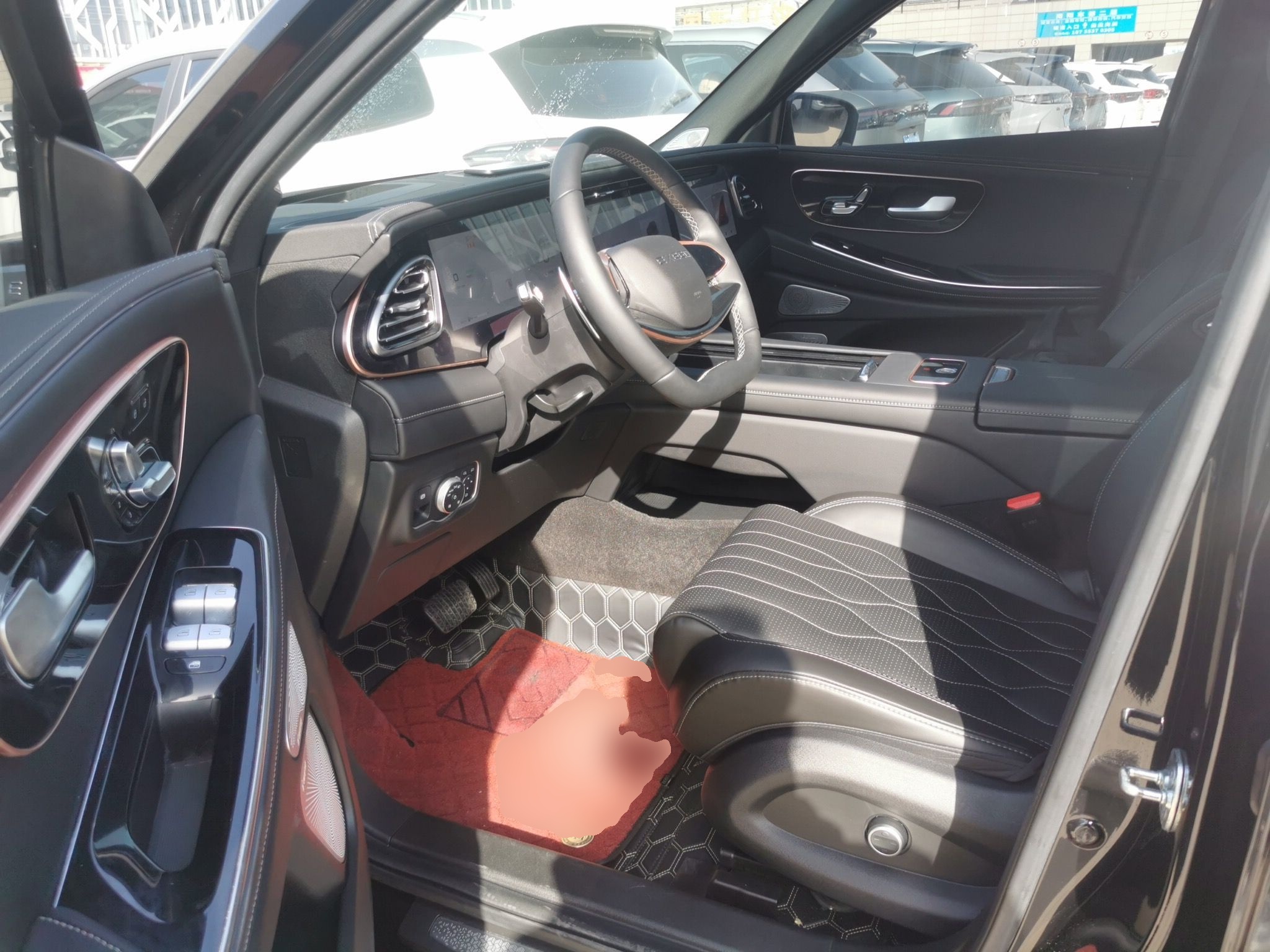 المقاعد الأمامية داخل السيارة