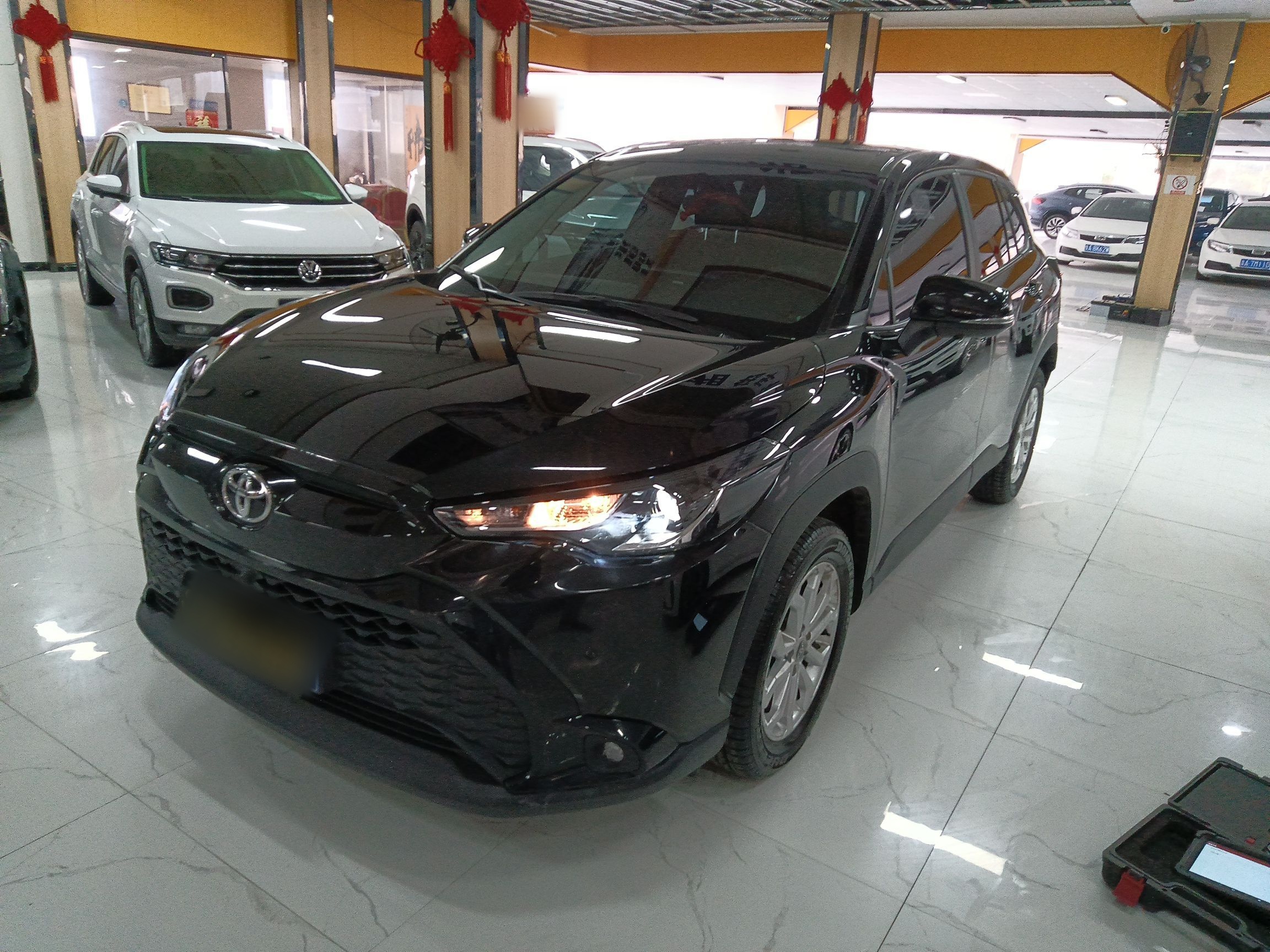 Под передней частью автомобиля