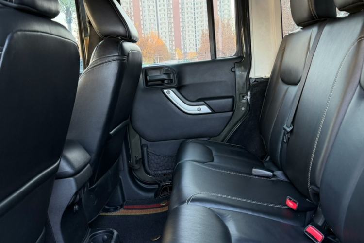 Used Jeep Wrangler 2014 3.0L Sahara Four-Door Edition
