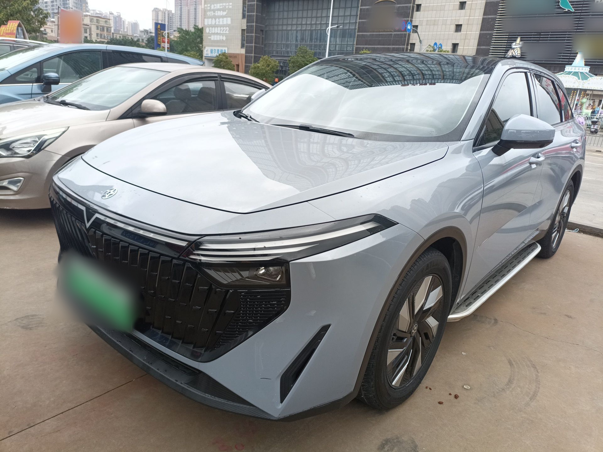 Под передней частью автомобиля