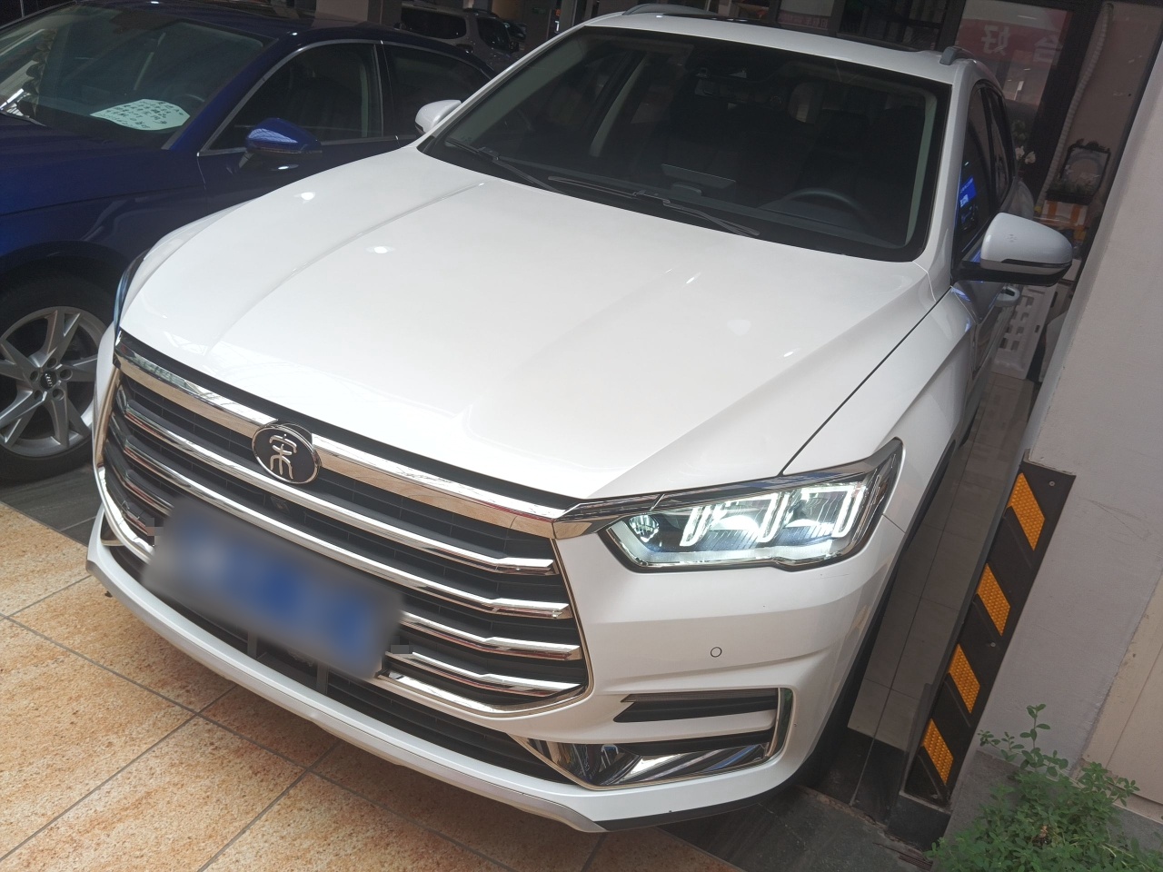 Под передней частью автомобиля