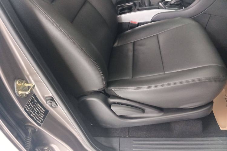 Used JMC Yusheng S350 2014 2.4T Automatic 2WD Diesel Luxury Version with Sunroof 5 Seats
