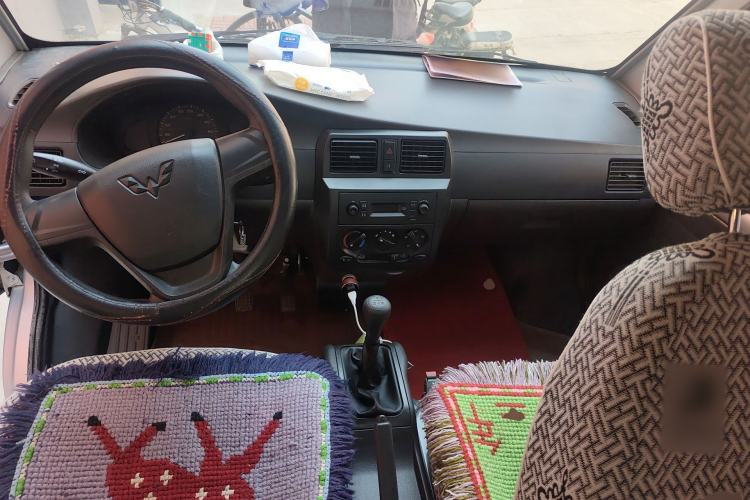 Used Wuling Rongguang Small Truck 2019 1.5L Base Version Double-Cab Euro VI L3C Center Console