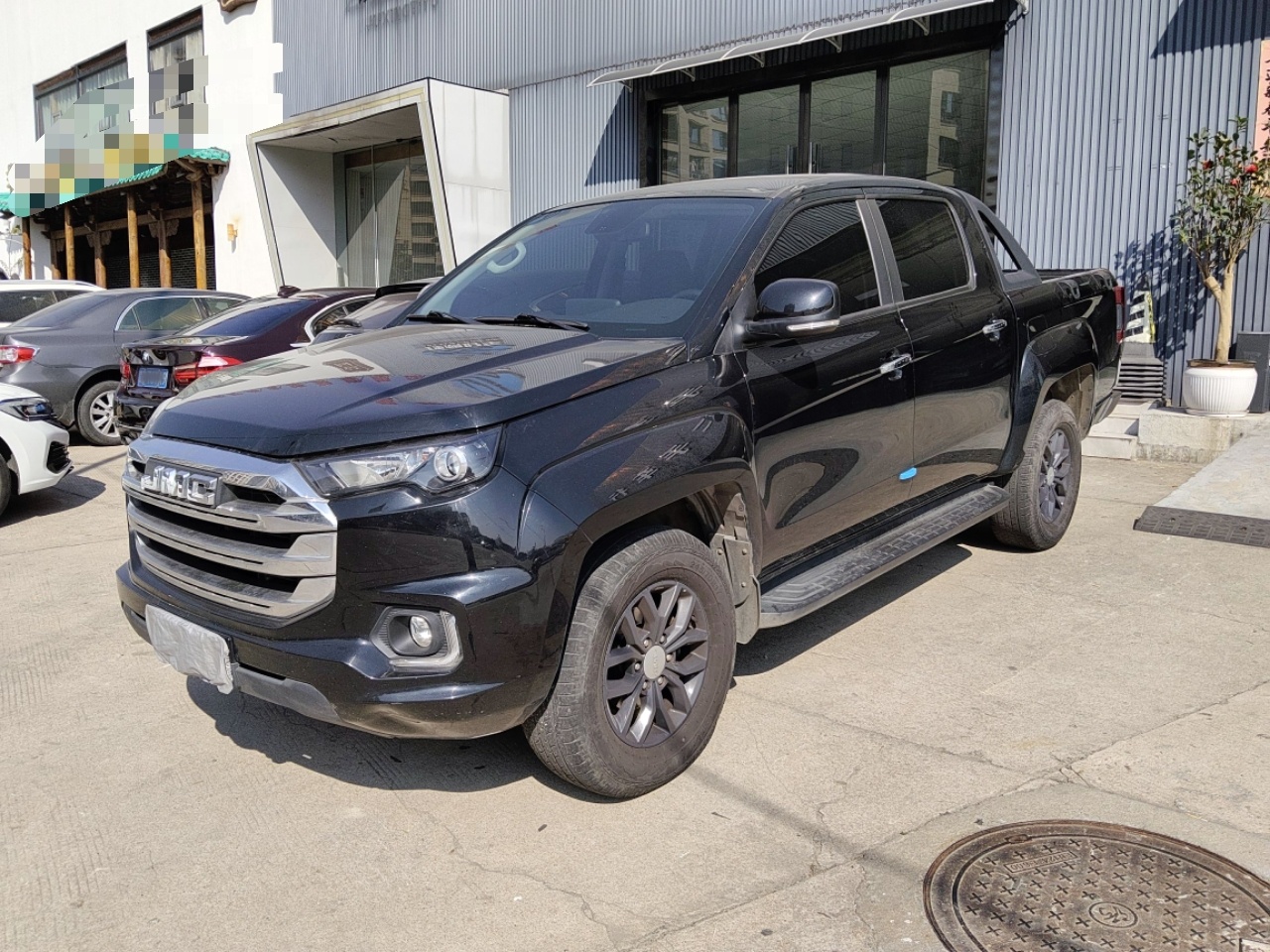 Под передней частью автомобиля