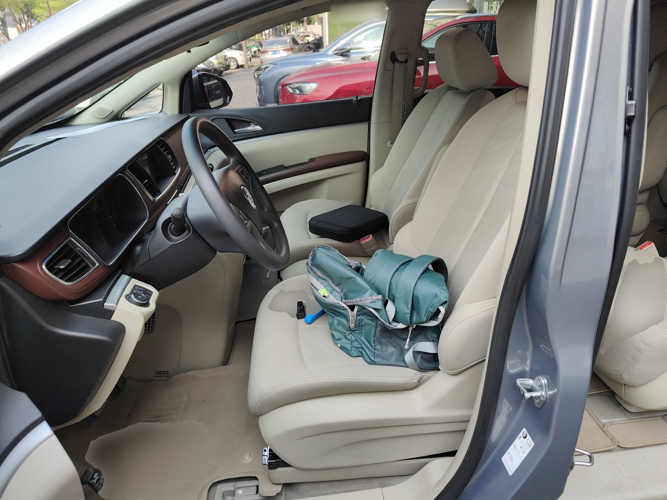 المقاعد الأمامية داخل السيارة