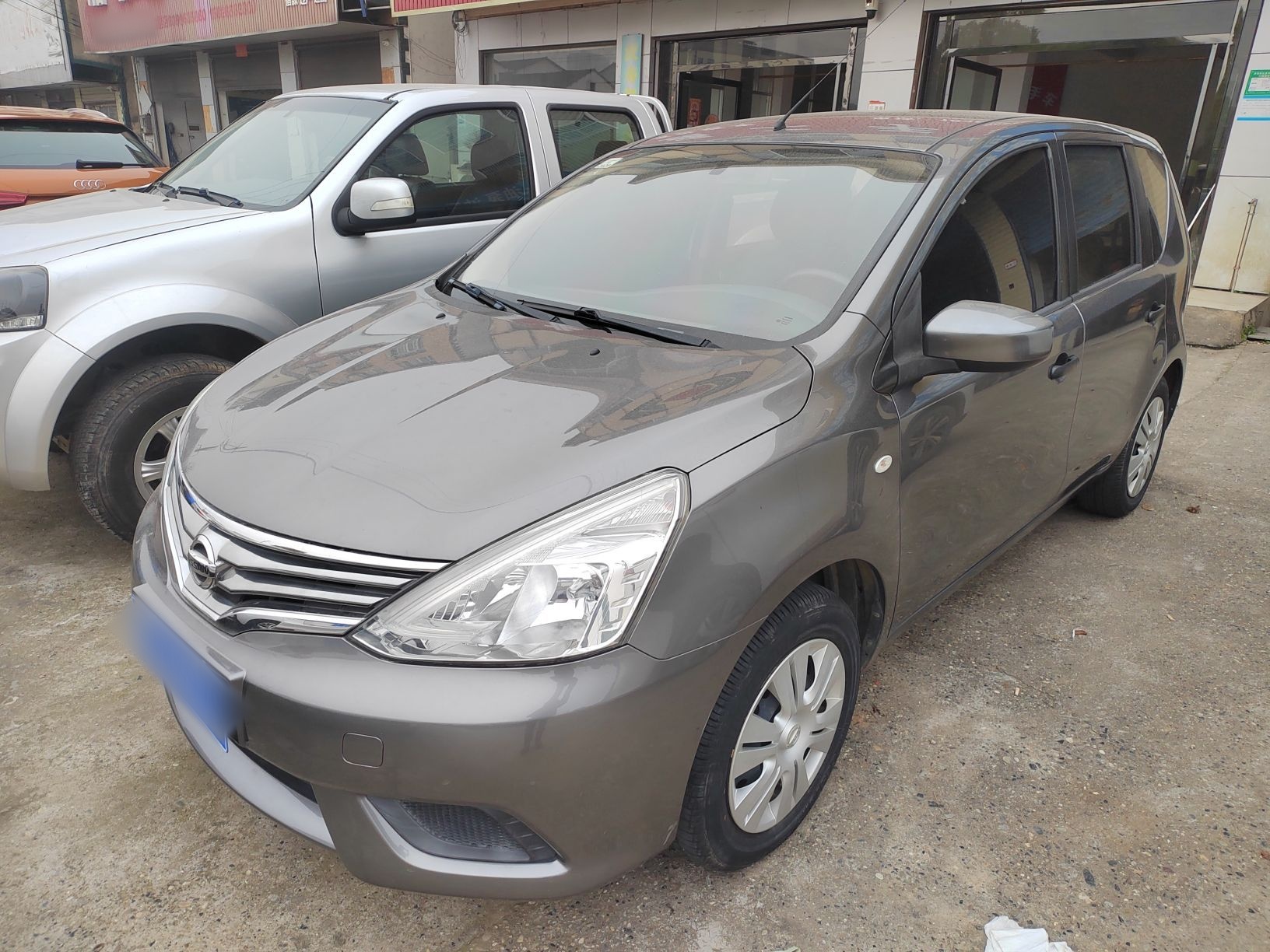 Под передней частью автомобиля