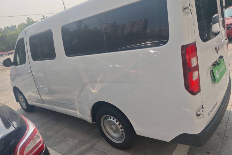 Used Wuling Yangguang 2024 300KM Comfort Version Passenger Van 75kW