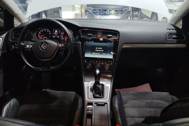 Used Volkswagen Golf 2018 230TSI Automatic Comfort Model Center Console