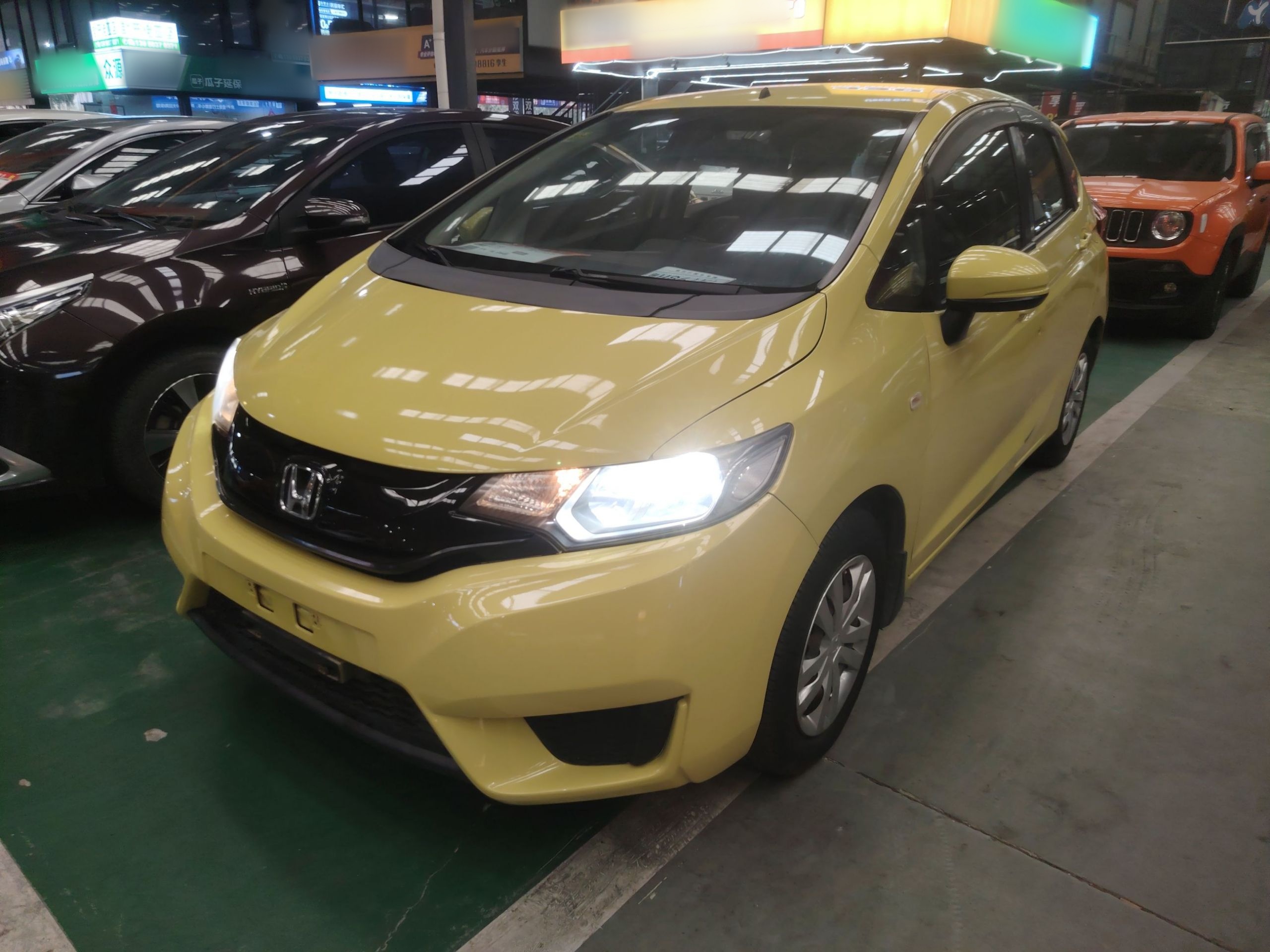 تحت مقدمة السيارة