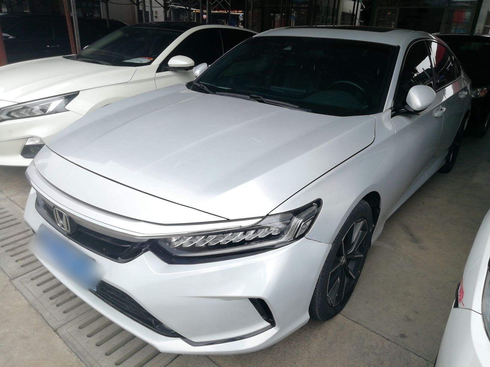 Под передней частью автомобиля