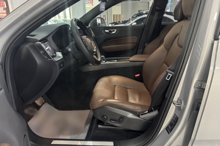 Used Volvo XC60 2023 B5 4x4 Smart Luxury Edition