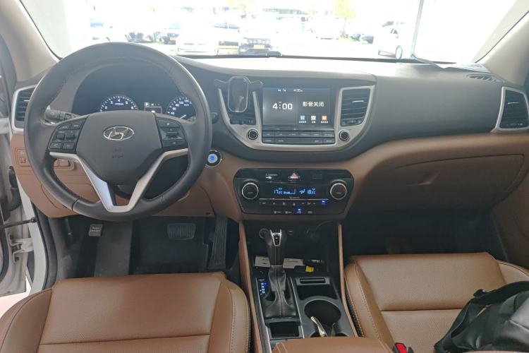 Used Hyundai Tucson 2015 1.6T Dual-Clutch Two-Wheel-Drive Smart Model Center Console