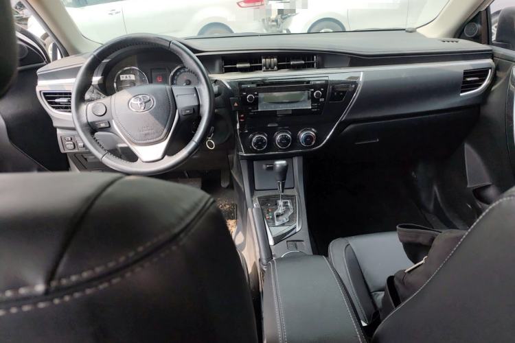 Used Toyota Corolla 2014 1.6L CVT GL-i Leather Edition Center Console