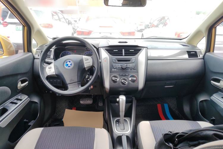 Used Venucia R50X 2015 1.6L Automatic Luxury Edition
