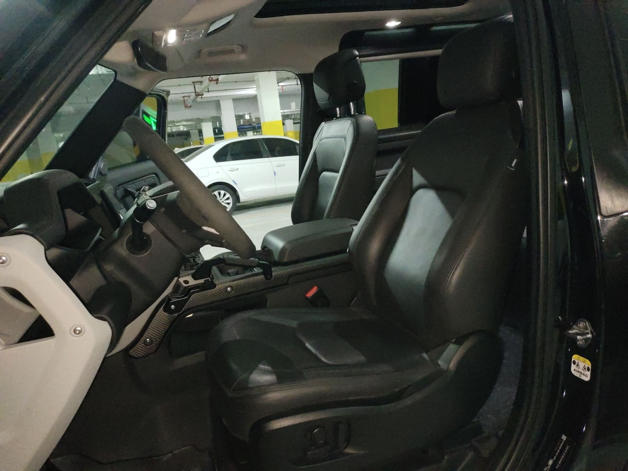 المقاعد الأمامية داخل السيارة