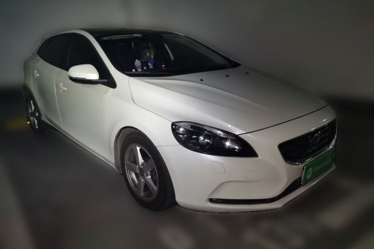 Used Volvo V40 2016 T3 Zhiyi Edition Front Right 45 Deg