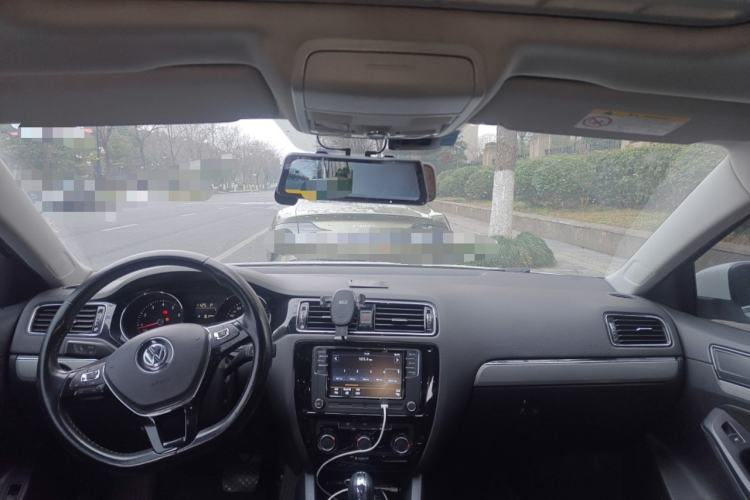 Used Volkswagen Sagitar 2017 230TSI Automatic Comfort Version Center Console