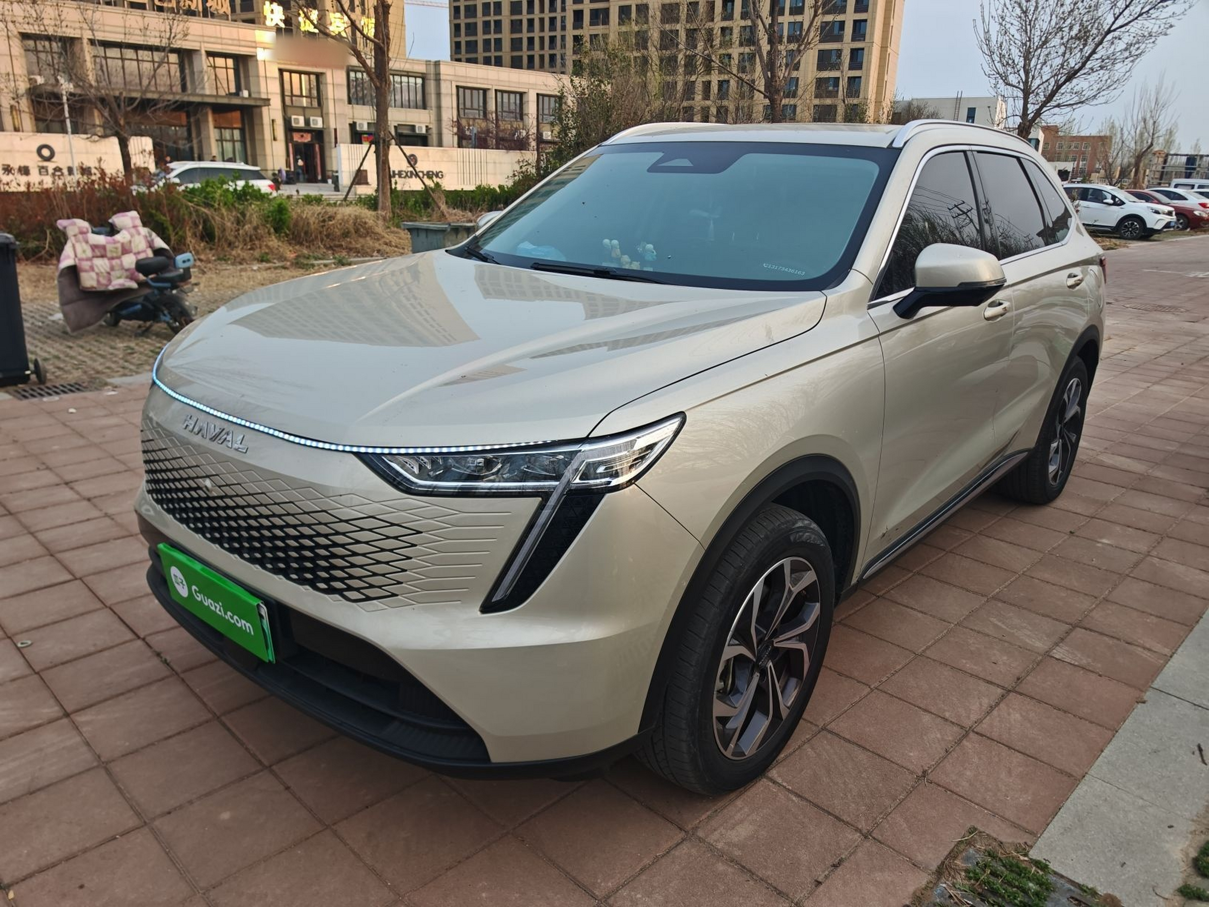 Под передней частью автомобиля