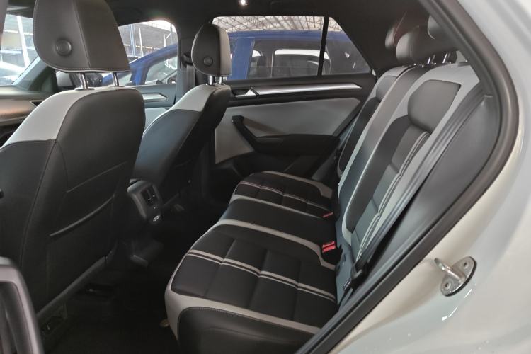 Used Volkswagen T-ROC 2025 Facelifted 300TSI DSG Two-Wheel-Drive Chen Guang Edition Left Rear Seat