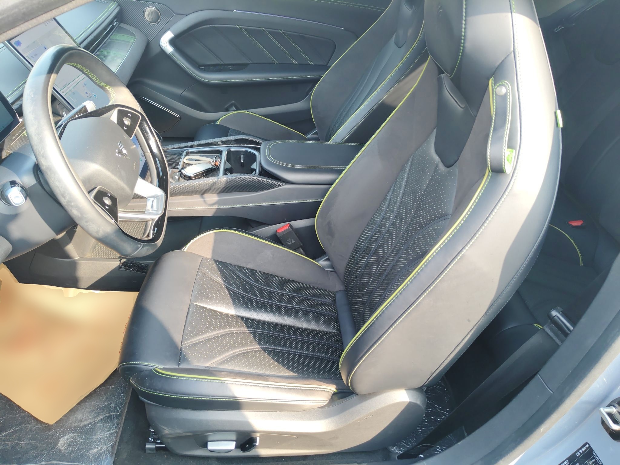 المقاعد الأمامية داخل السيارة