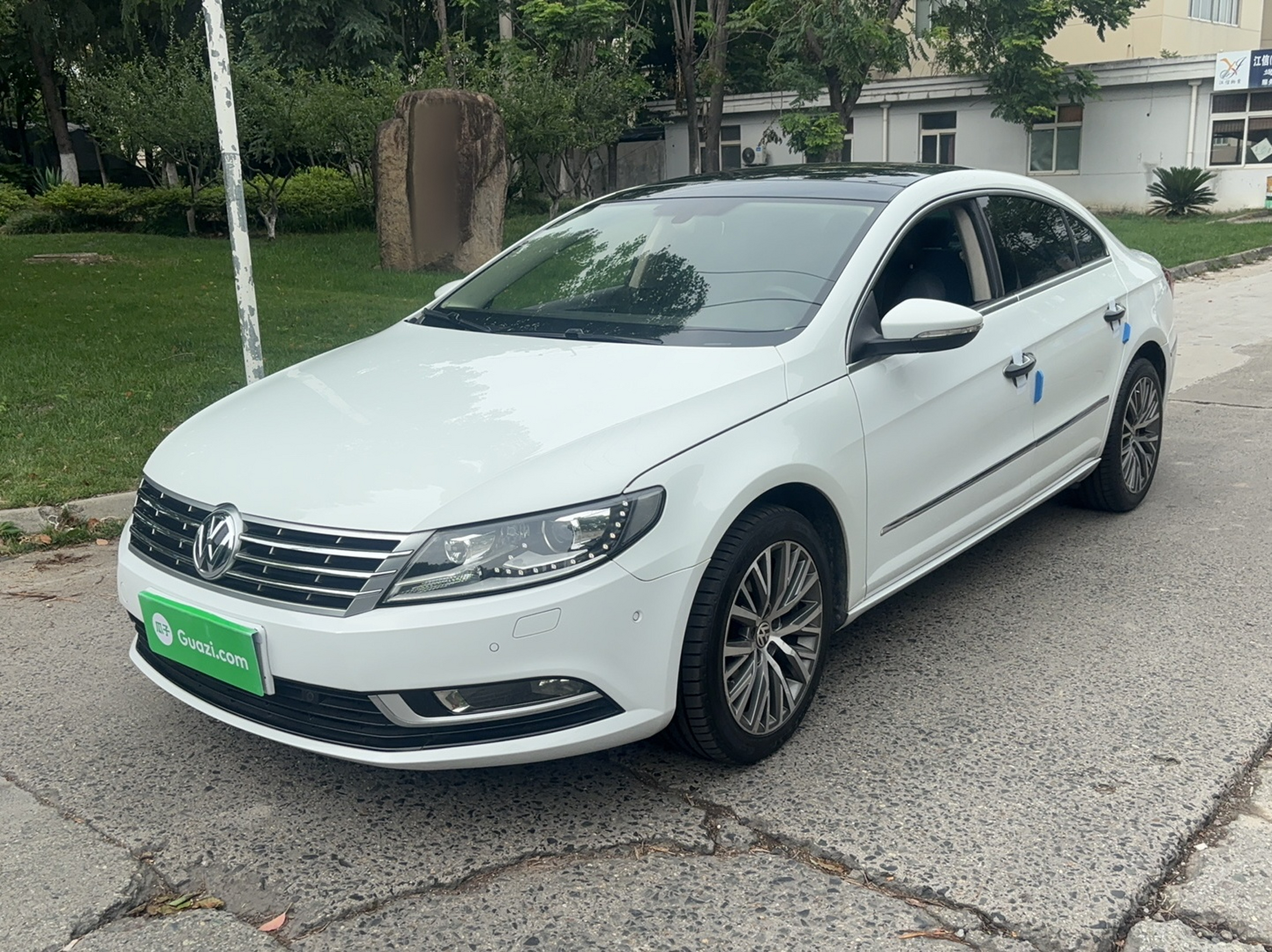 Unter der Vorderseite des Autos