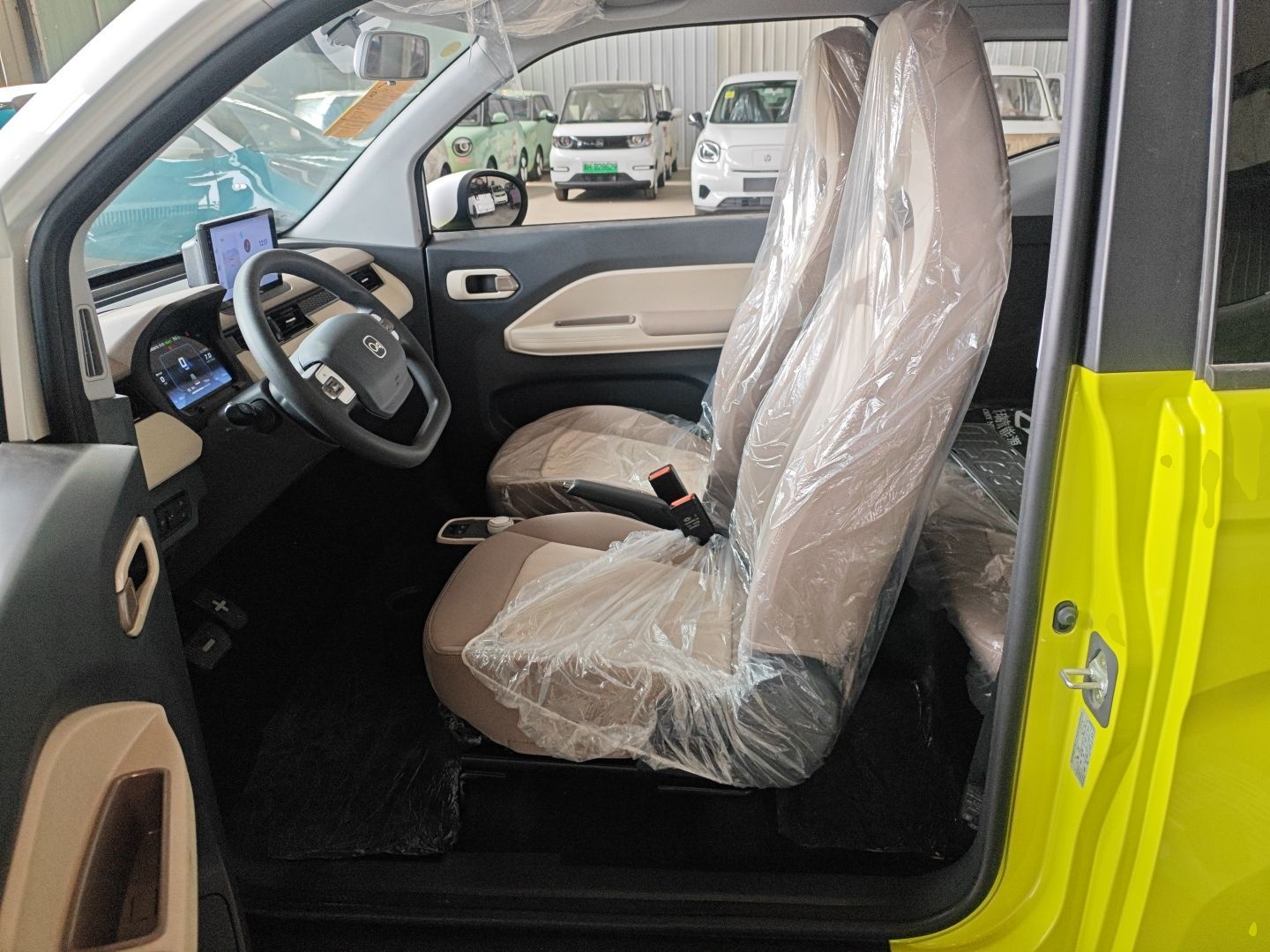 المقاعد الأمامية داخل السيارة