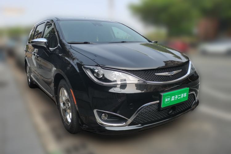 Used Chrysler Grand Voyager 2017 3.6L Premium Edition Front Right 45 Deg