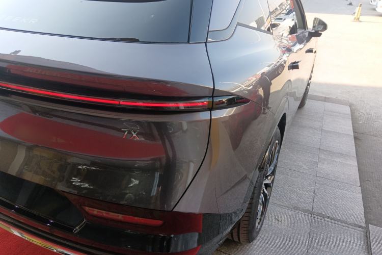 Used Zeekr 7X 2025 100 kWh Long-Range Rear-Wheel Drive with Intelligent Driving Features
