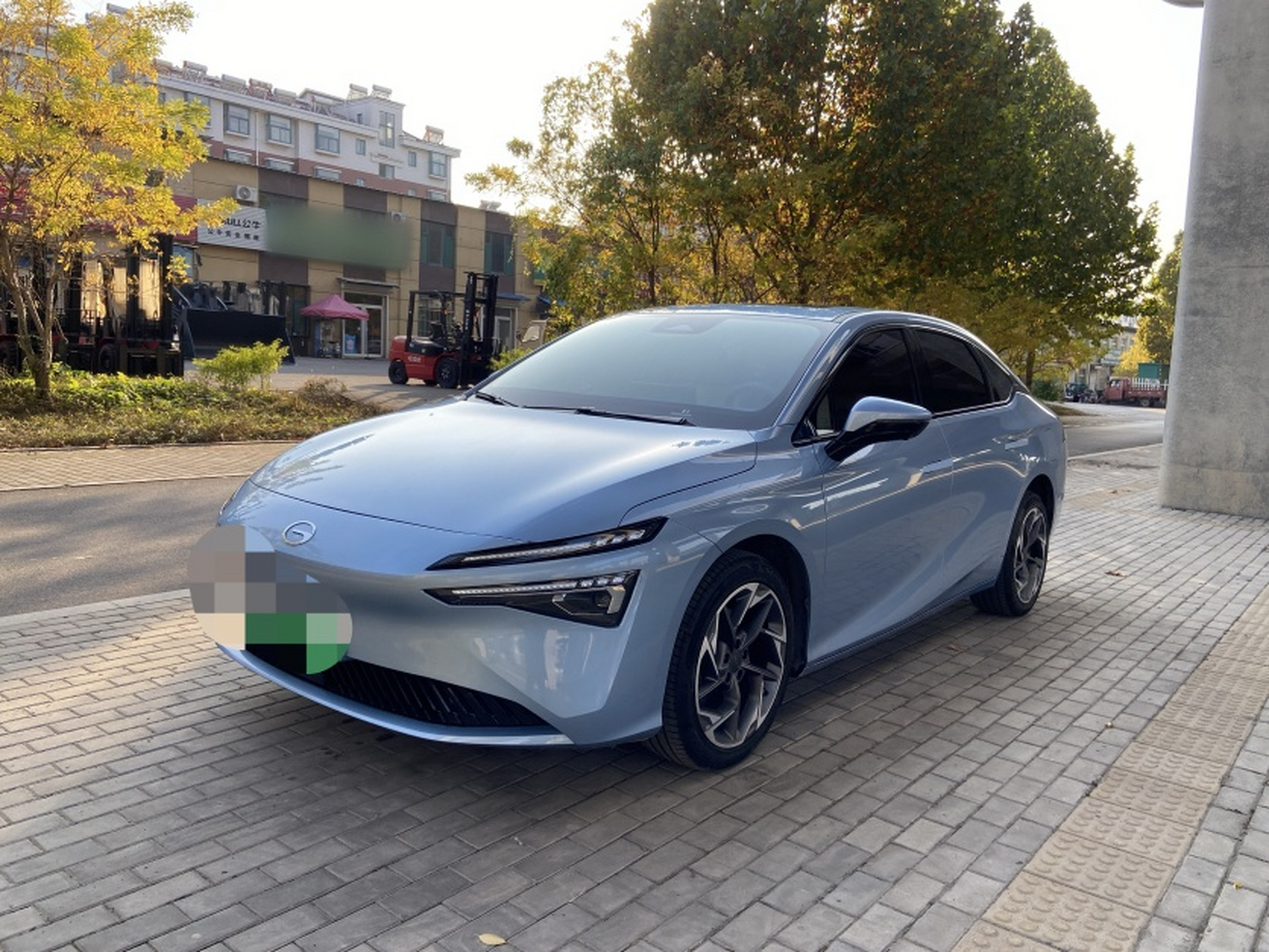 Под передней частью автомобиля