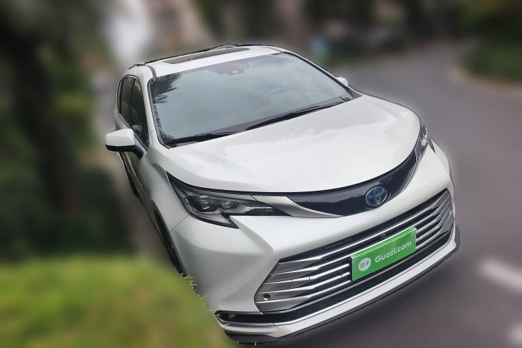 Used Toyota SIENNA 2023 2.5L Hybrid Platinum Edition Front Right 45 Deg