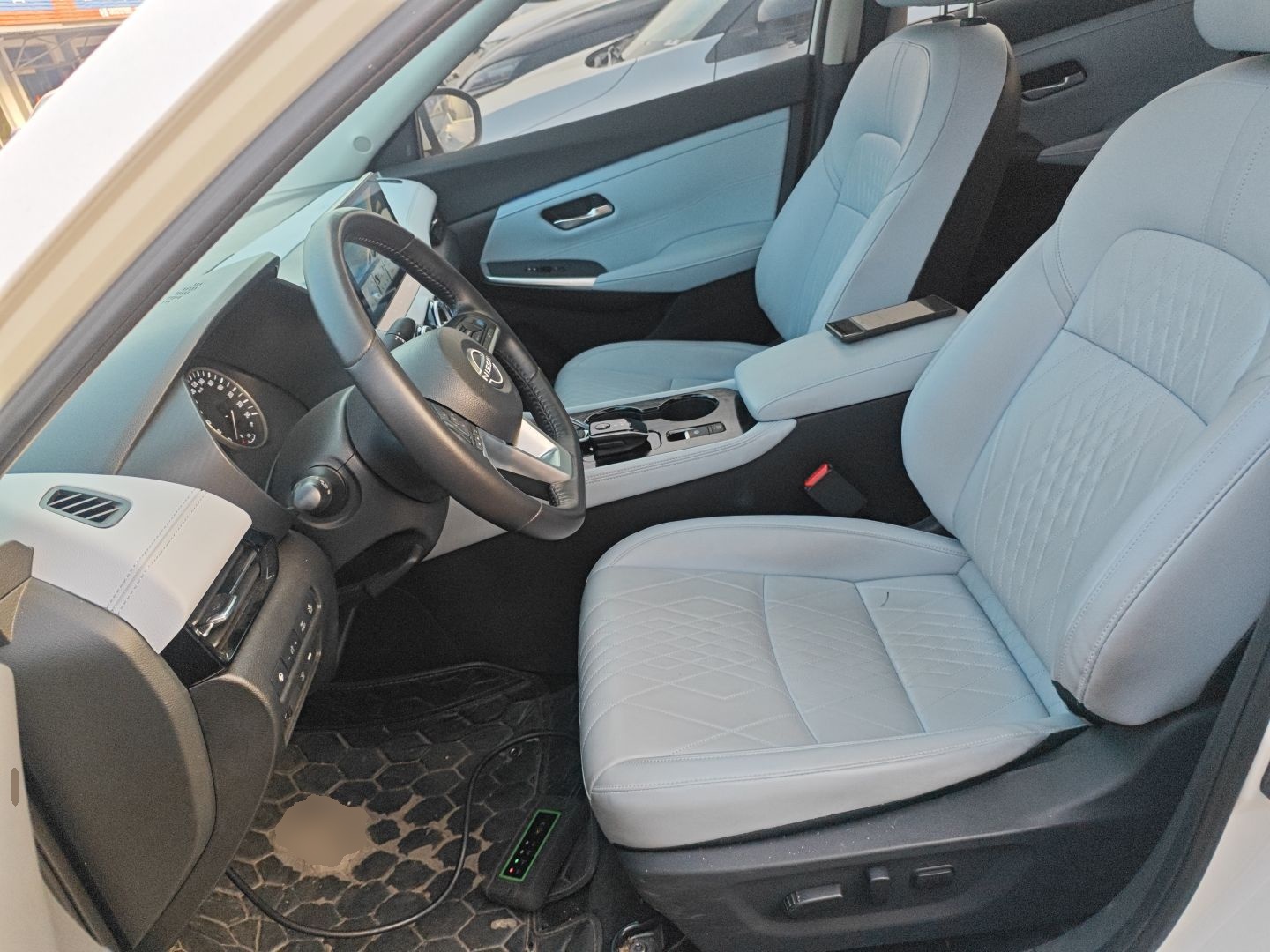 المقاعد الأمامية داخل السيارة