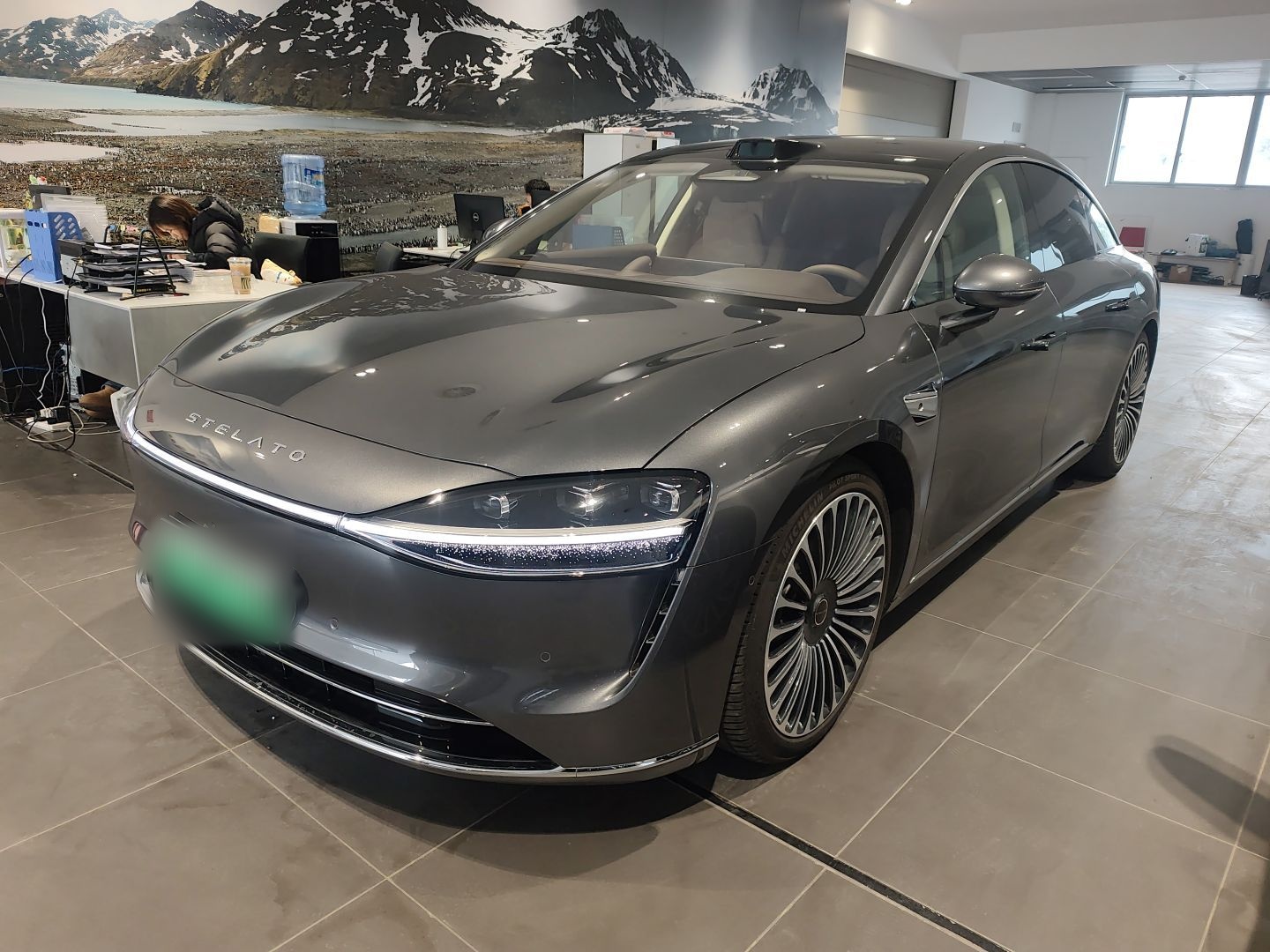 تحت مقدمة السيارة