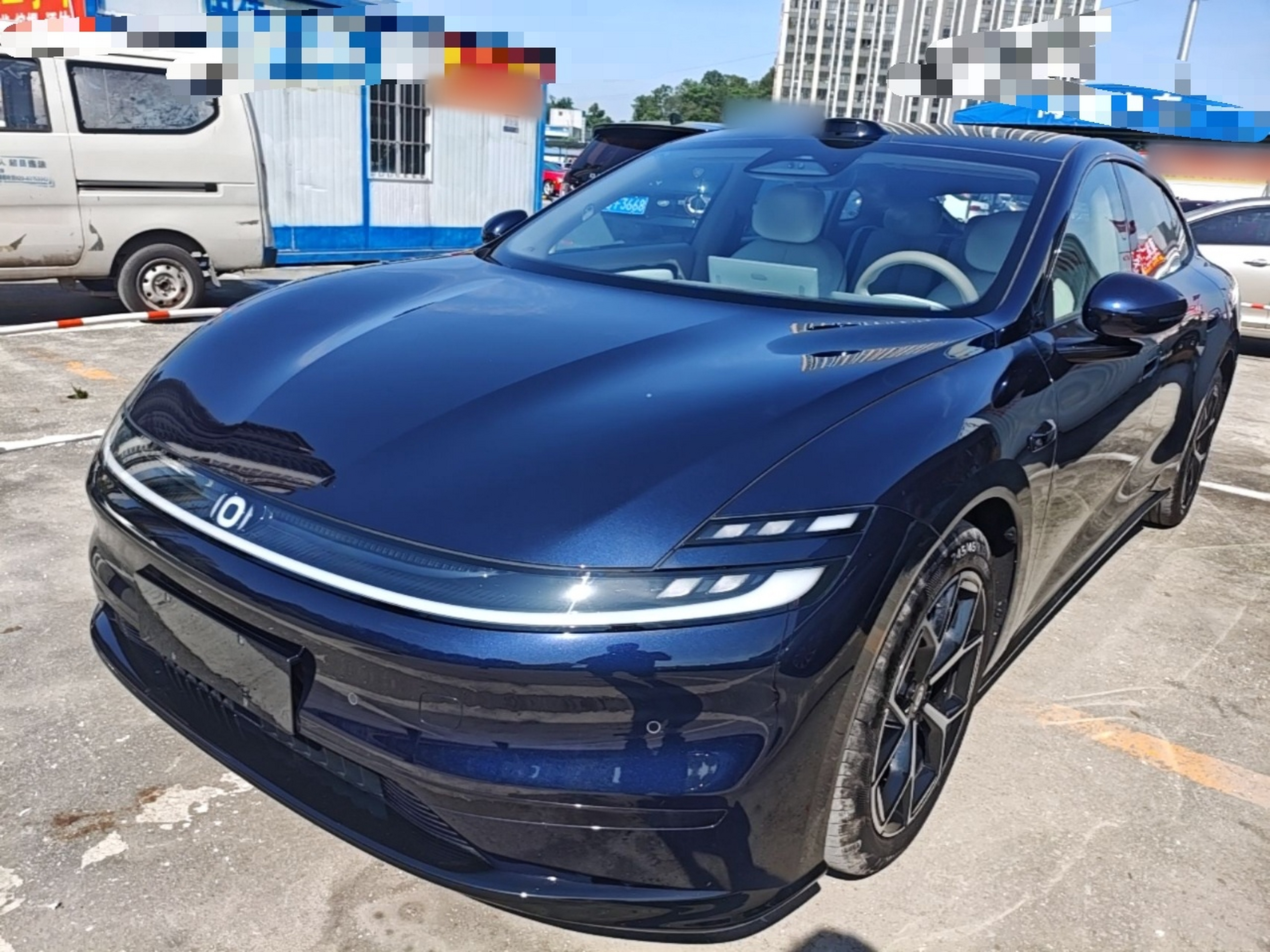 Под передней частью автомобиля