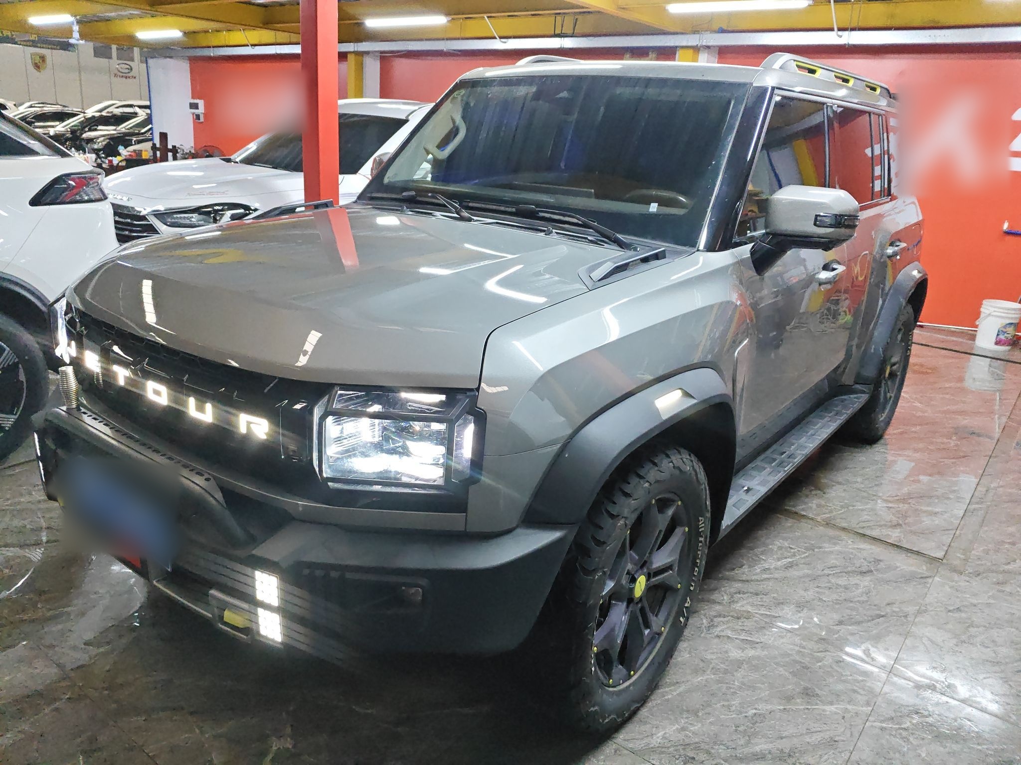 تحت مقدمة السيارة