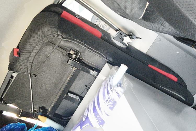 Used Foton Toano 2023 Joy Elephant Multi-Function 2.0T Manual Long-Wheelbase Mid-Roof Model with Single Rear Tire Available in 5/6/7/9-Seater Configurations Left Rear Seat