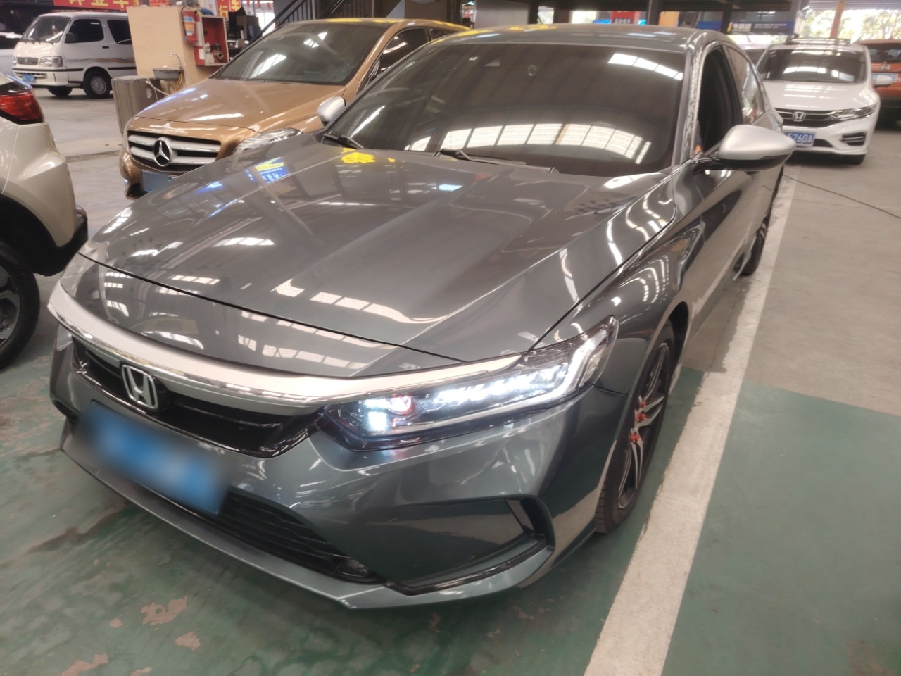 تحت مقدمة السيارة