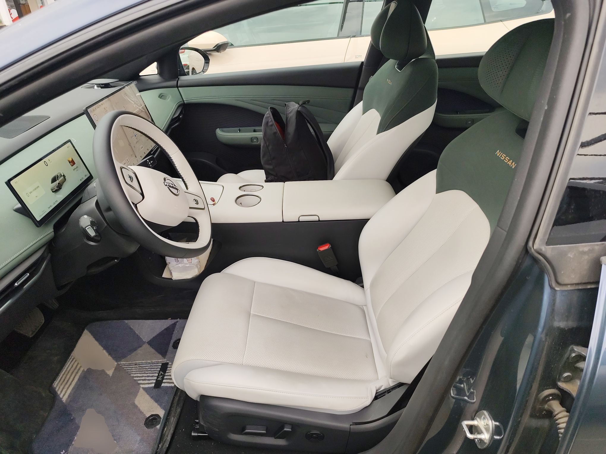 المقاعد الأمامية داخل السيارة