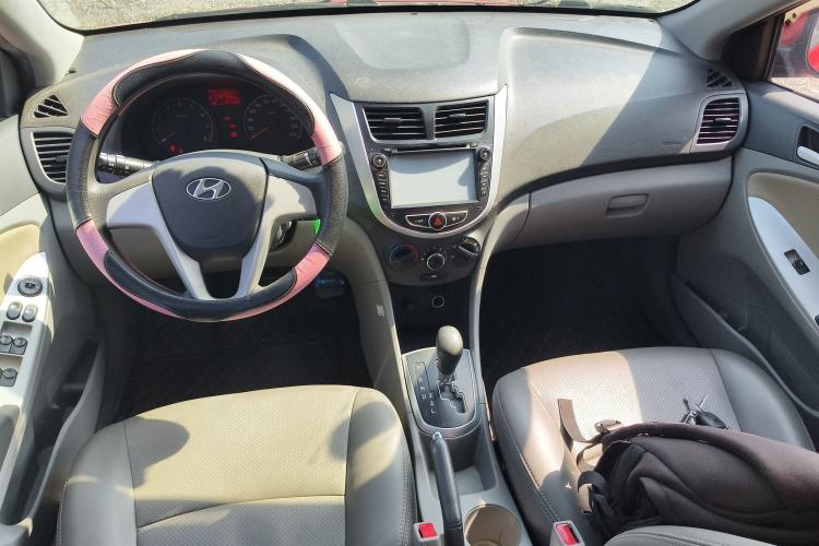 Used Hyundai Verna (older generation) 2010 Sedan 1.4L Automatic Comfort Model GS Center Console