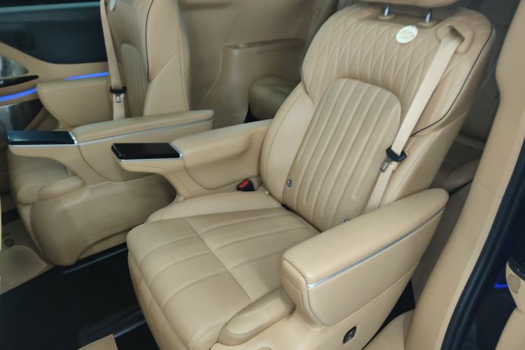 Used VOYAH Dream 2025 PHEV Four-Wheel-Drive Flagship Kunpeng Edition Left Rear Seat