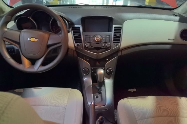 Used Chevrolet Cruze 2015 1.5L Classic SE AT Center Console