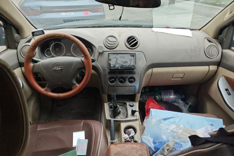 Used JMC Yuhu 7 2012 2.4T Four-Wheel Drive Manual Standard Edition JX4D24 Center Console