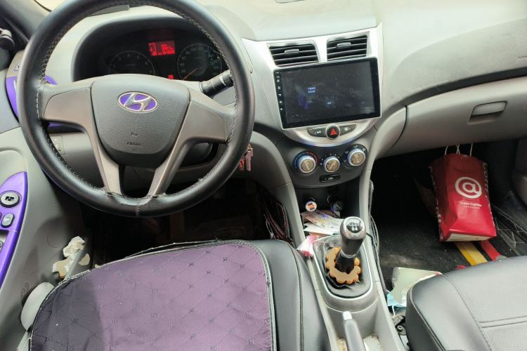 Used Hyundai Verna (older generation) 2014 1.4L Manual Smart GLS Trim Center Console