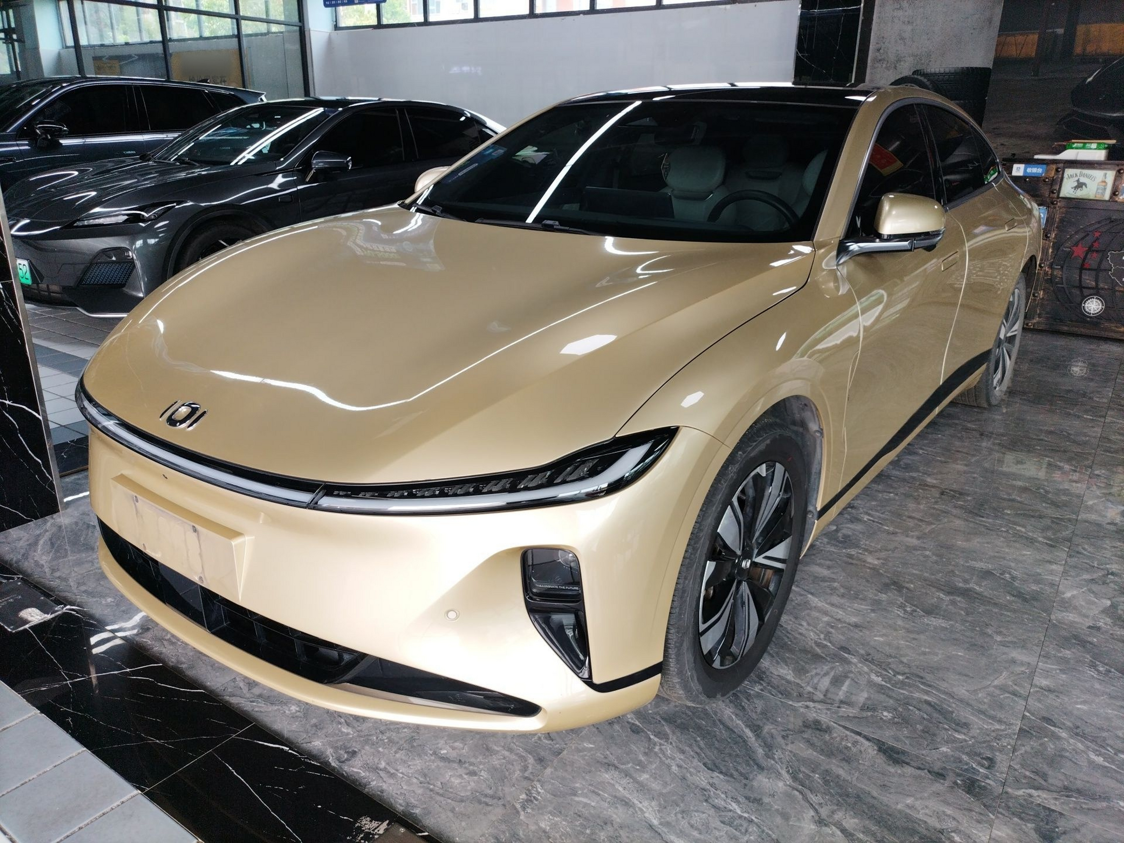 تحت مقدمة السيارة