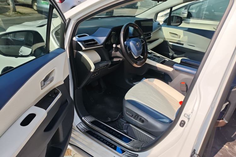 Used Toyota Granvia 2023 2.5L Hybrid Luxury Edition
