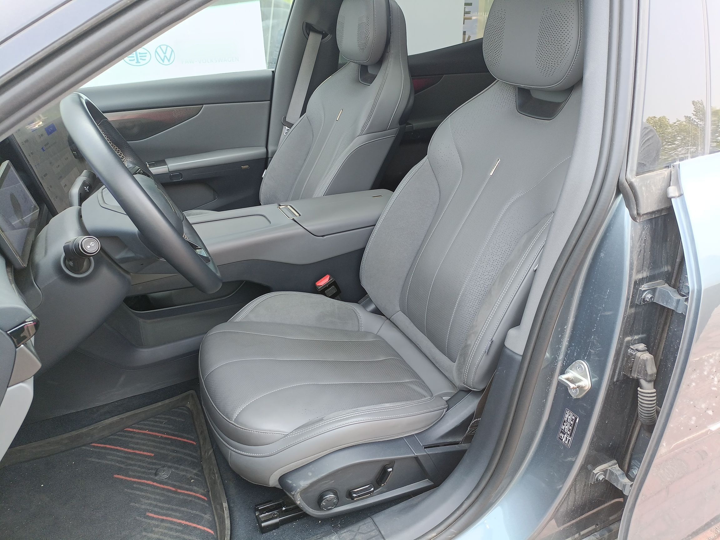 Переднее сиденье в автомобиле