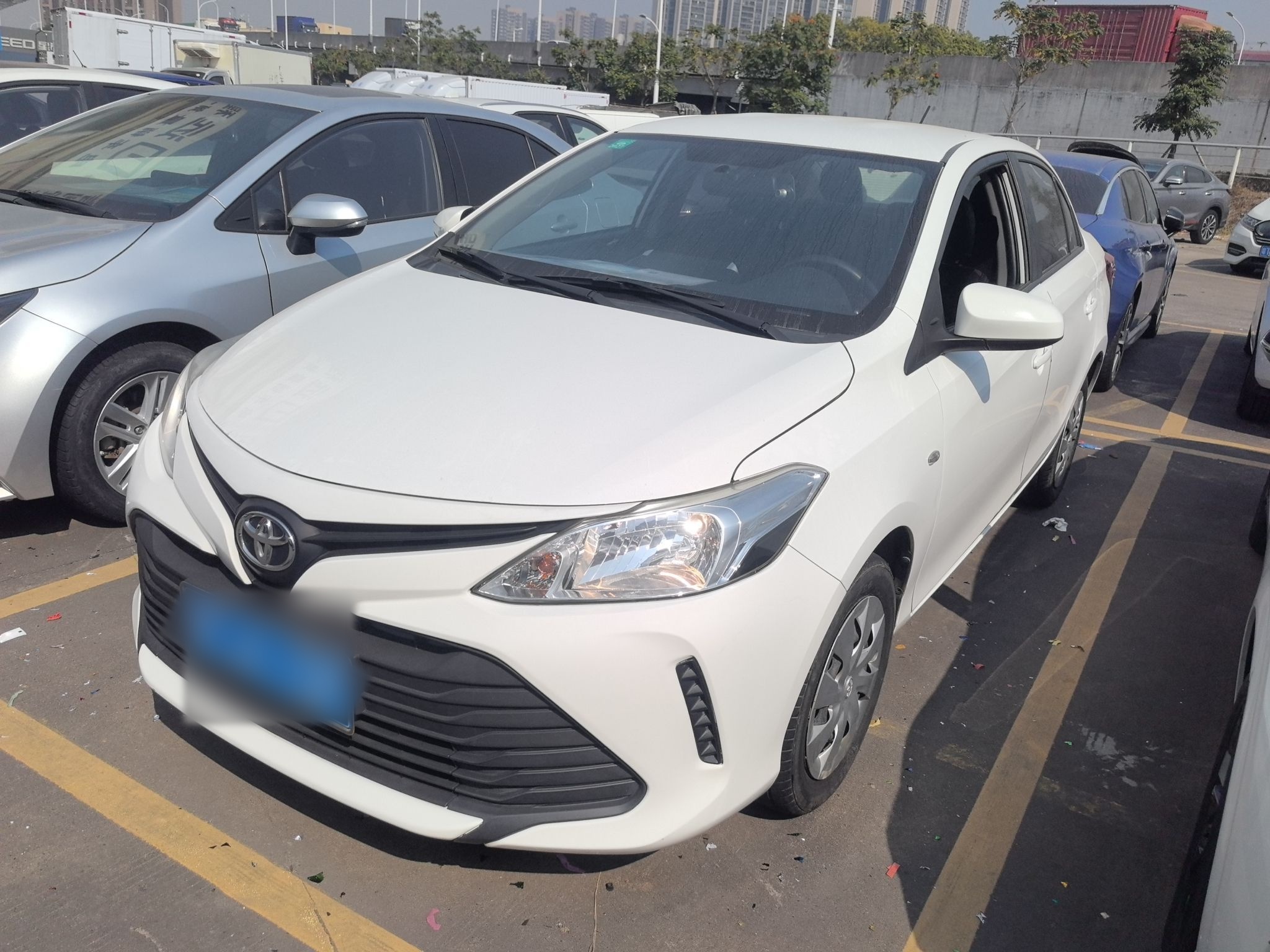 تحت مقدمة السيارة