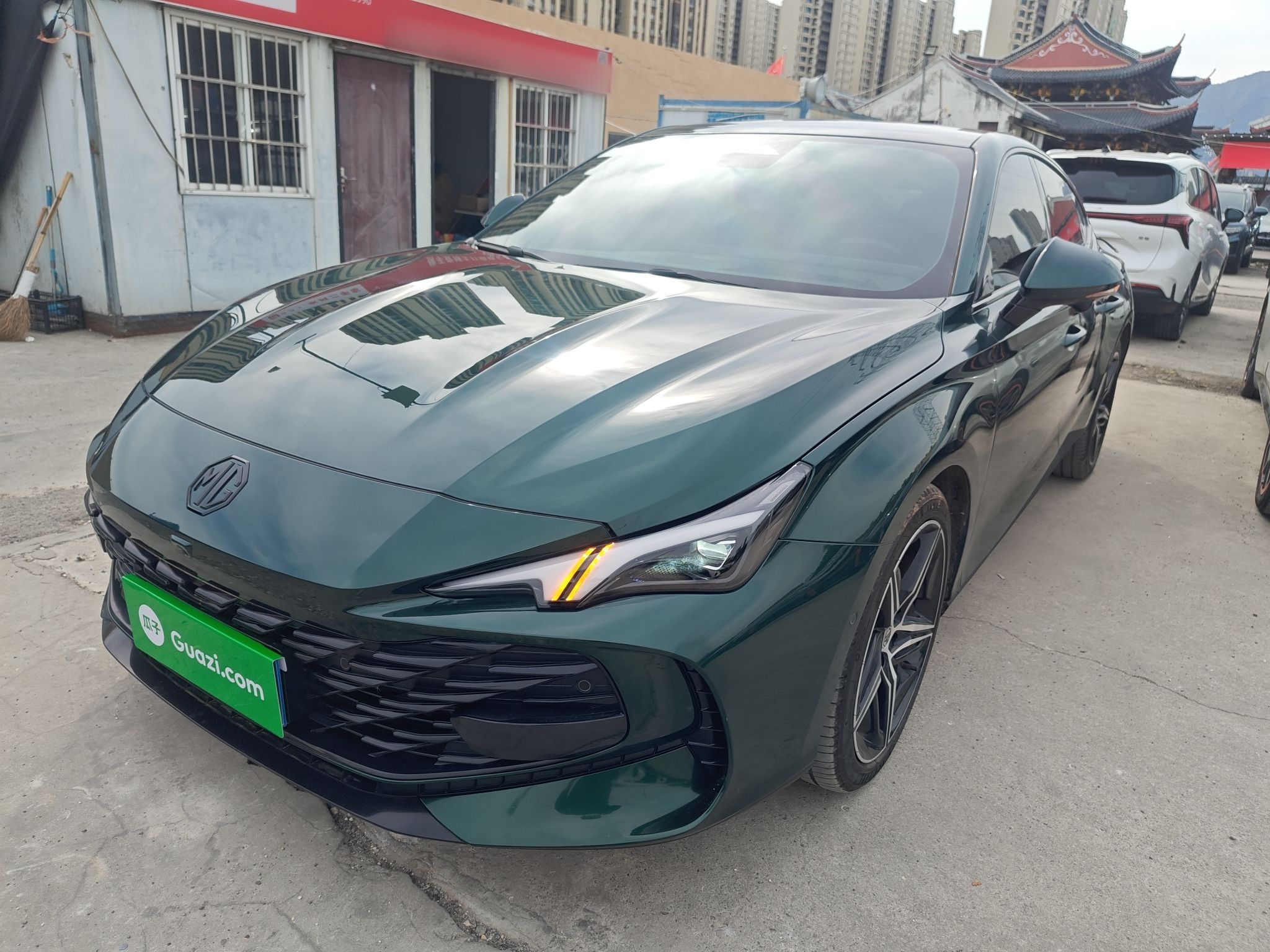 تحت مقدمة السيارة